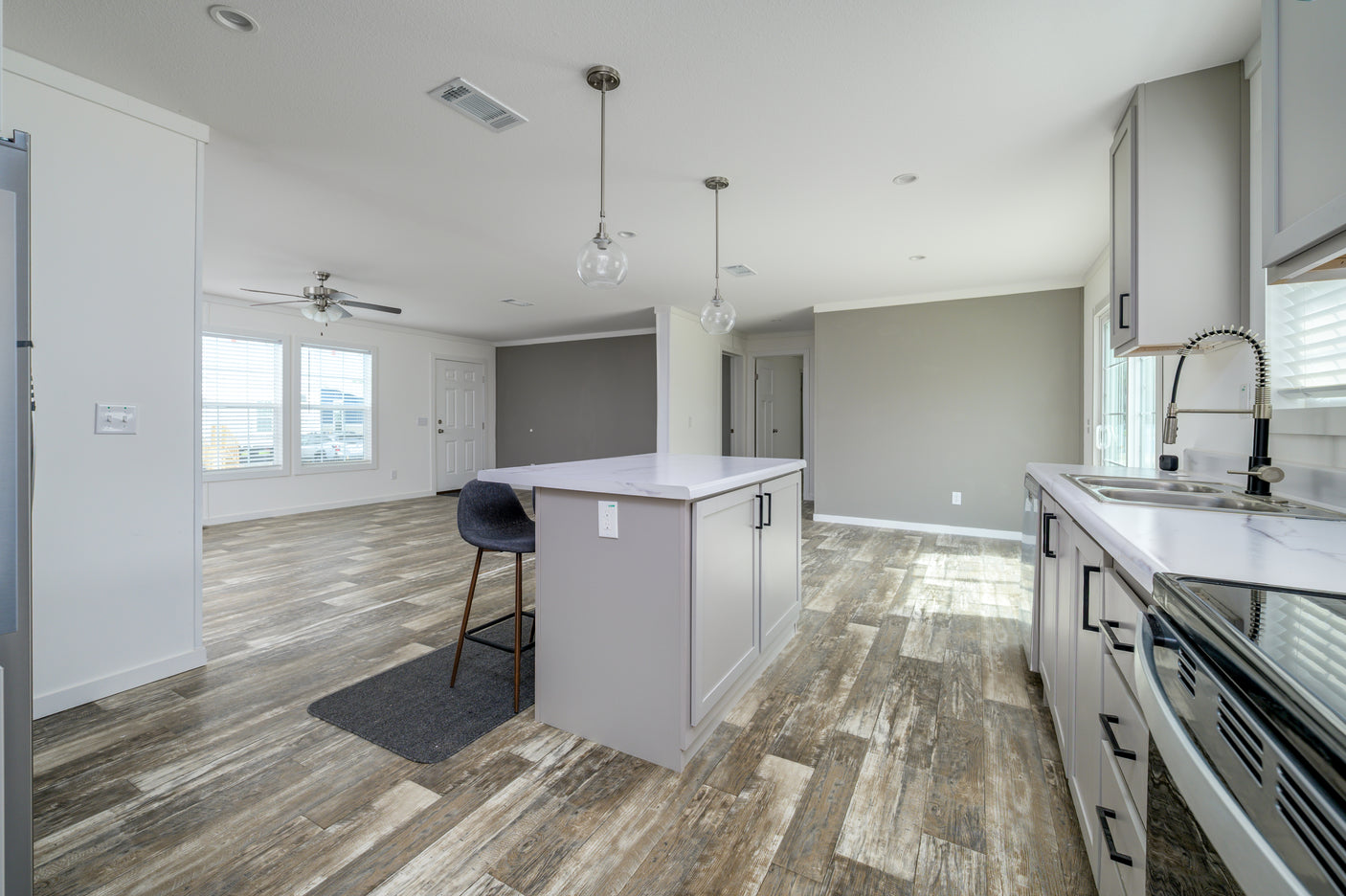 Lake Manor LM2856H32P01 - Stock