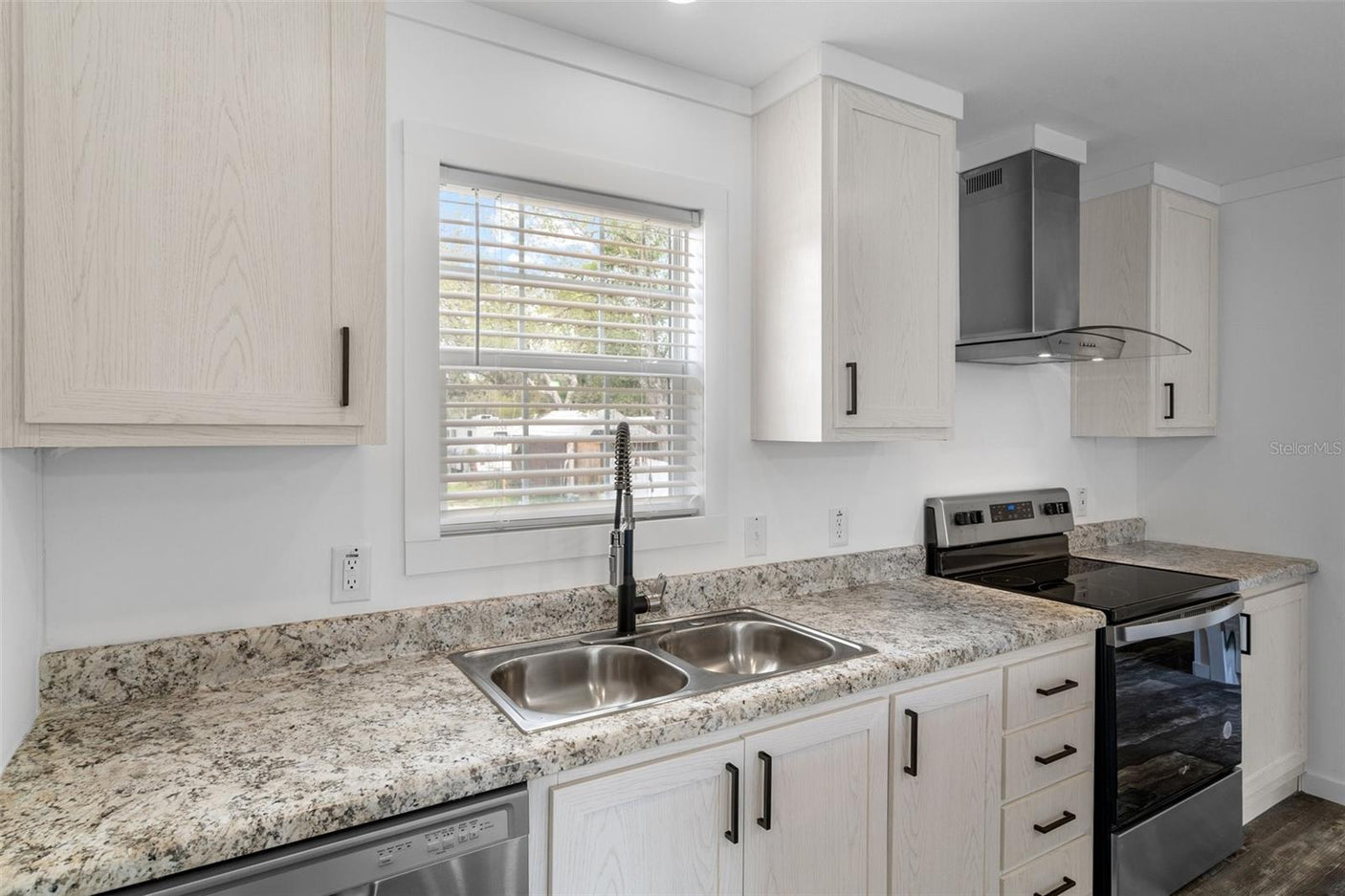 Lake Manor LM2840H32P01